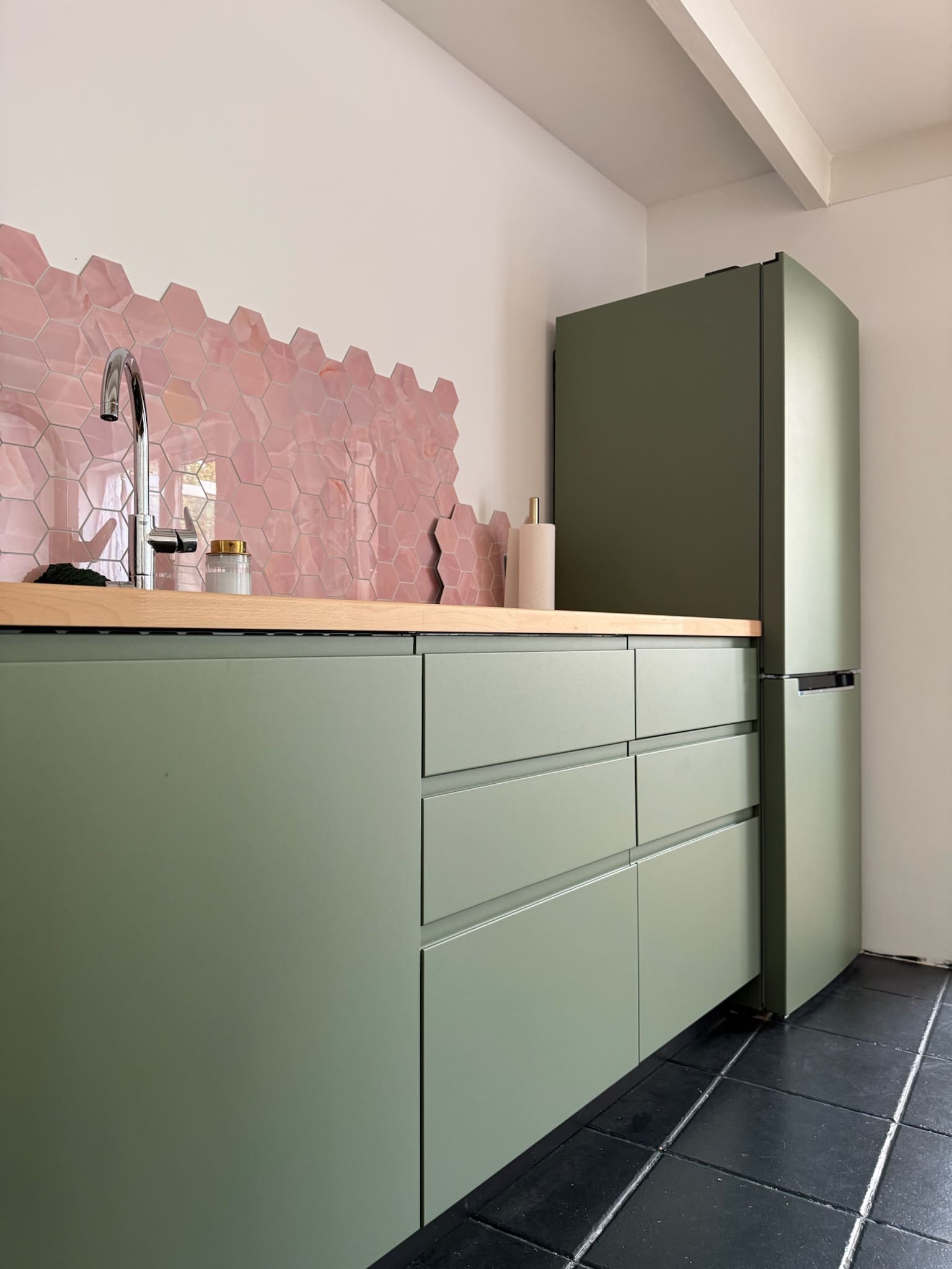 keuken-wrappen-groen-met-houten-keukenblad